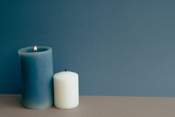 蜡烛放在桌子上。藏青色墙壁背景图片下载