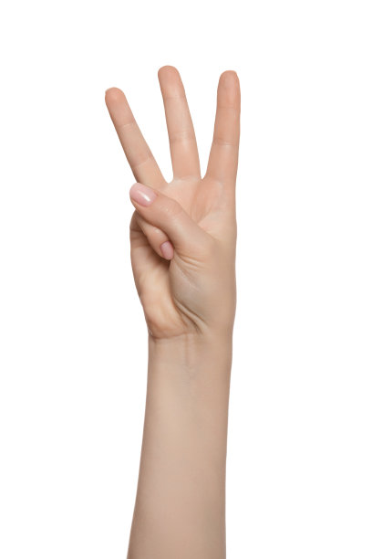女人的手向上指着三个手指，第三个。隔离在白色上。图片下载