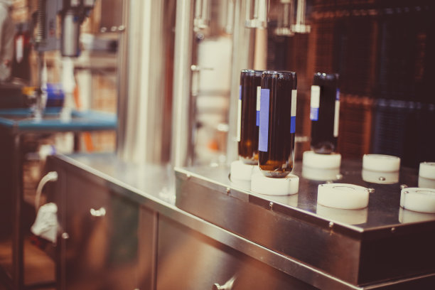 酿酒厂的工业机器准备装酒的酒瓶图片下载