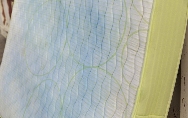 垃圾桶里的旧床垫图片下载