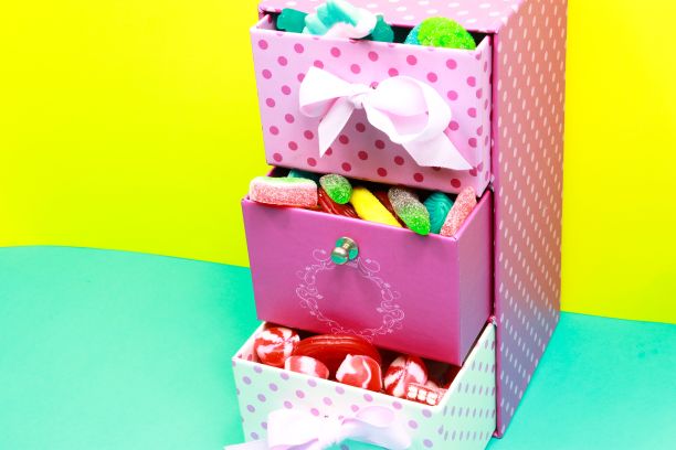 特写的小装饰盒与糖果孤立在彩色背景图片下载