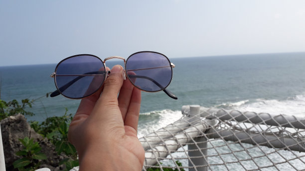 美丽的背景黑色太阳镜与海滩景色图片下载
