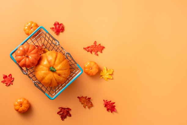 秋季购物设计概念背景与购物车，枫叶和南瓜。图片下载