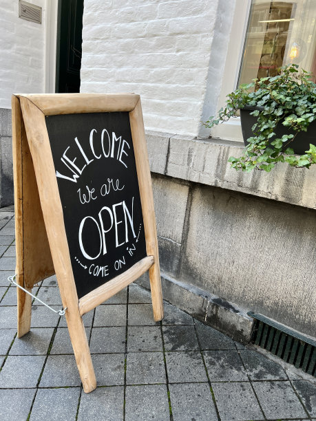 商店前打开的招牌图片下载