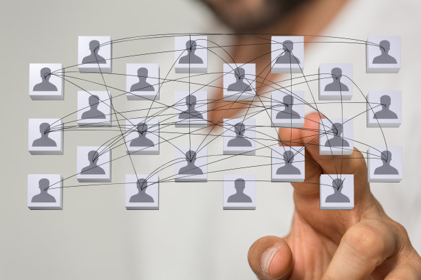 用线条连接的人物图标的插图，一个男人的手从背景上轻敲它图片下载