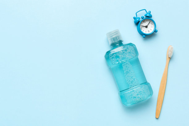 漱口水和其他口腔卫生产品彩色桌面视图与复制空间。平的。口腔卫生。口腔护理产品和光背景上的文字空间。概念图片下载