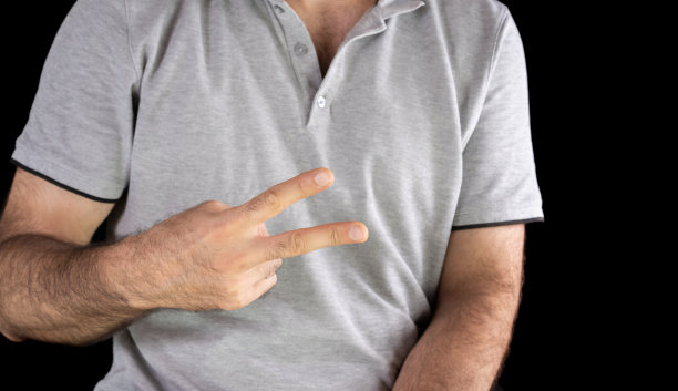 姿态。两根手指放在自己身上图片下载