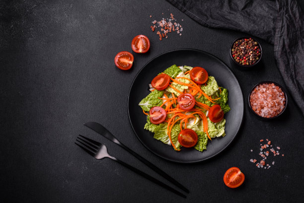 白菜配胡萝卜和苹果，美味的沙拉图片下载