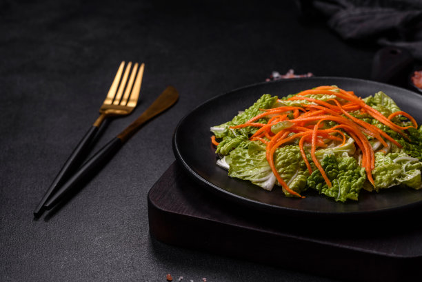 白菜配胡萝卜和苹果，美味的沙拉图片下载