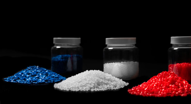 彩色红、蓝、白三色塑料聚合物石化产品作为高分子化工塑料原料，由高分子科学实验室工程师进行设计和测试图片下载