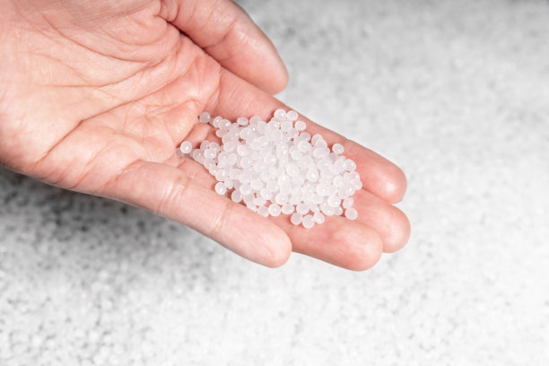 工程师在高分子科学实验室以白色塑料为原料进行高分子化工塑料的设计和试验图片下载