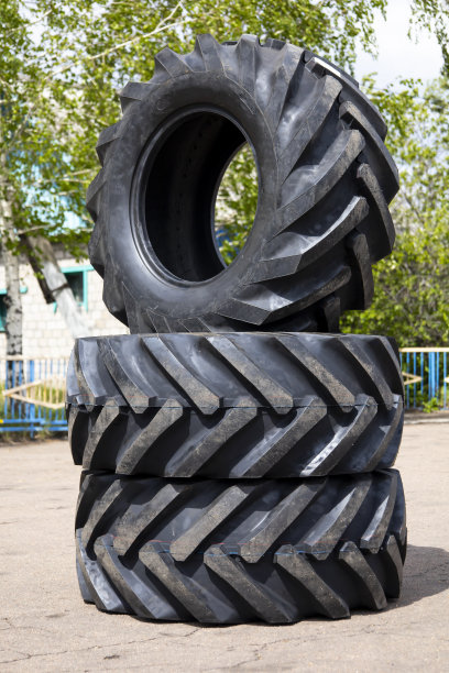 装载机上的新橡胶，拖拉机上的新橡胶。新的橡胶。图片下载