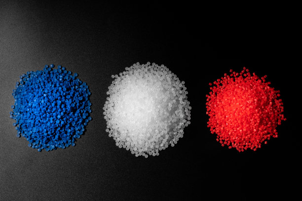 彩色红、蓝、白三色塑料聚合物石化产品作为高分子化工塑料原料，由高分子科学实验室工程师进行设计和测试图片下载