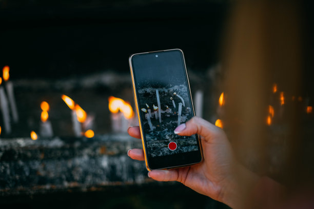 给教堂里的祈祷蜡烛拍照图片下载