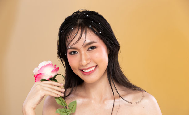 肖像脸拍摄美丽的年轻亚洲女性与时尚化妆品化妆干净的皮肤在黄色米色背景隔离。面部护理，优雅美容，爱美爱女图片下载