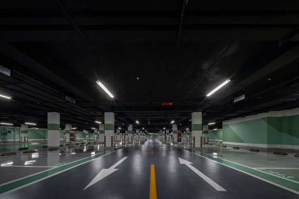 现代住宅地下停车场图片下载