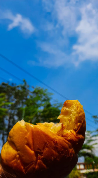 一片面包和一片云的景象图片下载