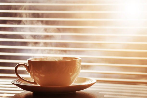 窗外阳光下的咖啡杯图片下载