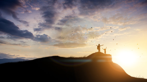 快乐，欢呼，庆祝成功的女人在美丽的日落在云端。图片下载
