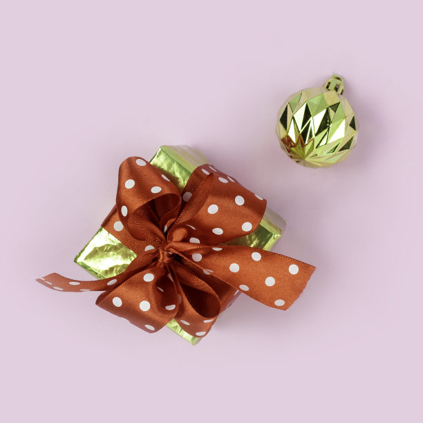 节日的作文。礼品盒和金球。平躺图片下载