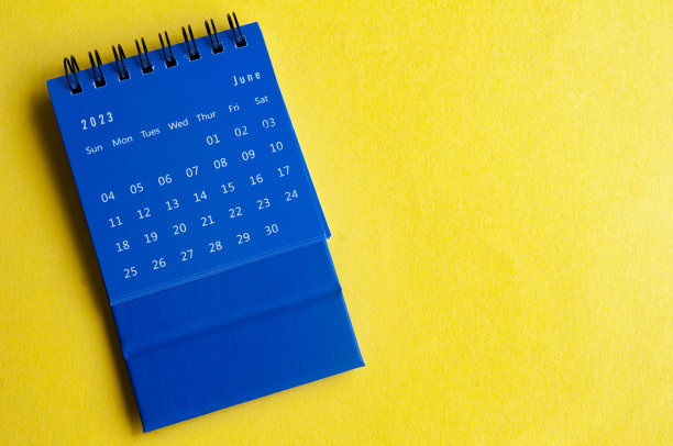 2023年6月蓝色台历，黄色封面背景，可定制空间的文字。图片下载