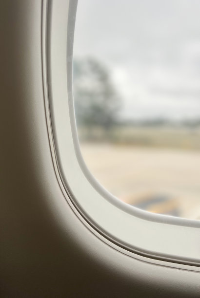 飞机窗户在地面上图片下载