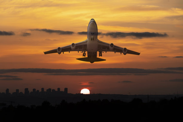 飞机在黄昏时分起飞图片下载