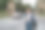 困惑的亚洲韩国国际女学生看着远处的咖啡，不知道如何到达她的教室在学校大学的入口在美国加州图片下载