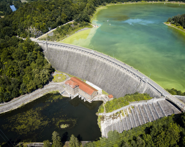 波兰度假——波尔河上有水坝的皮尔乔维切湖图片下载