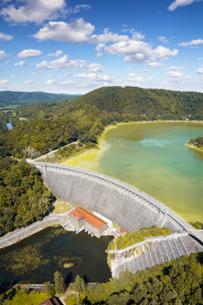 波兰度假——波尔河上有水坝的皮尔乔维切湖图片下载