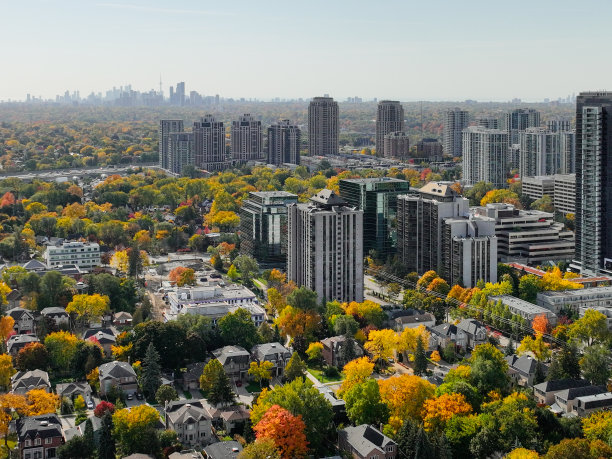 空中北约克在秋天，多伦多，加拿大。背景是多伦多市中心图片下载