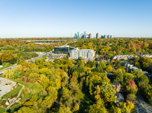 独立和复式住宅，北约克在秋天，多伦多，加拿大图片下载
