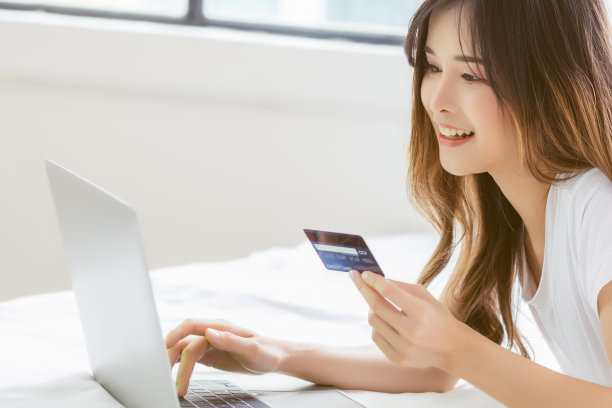 年轻的亚洲女孩喜欢在网上购物，用信用卡消费图片下载