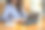 一个美丽的女人在咖啡店工作，手里拿着电脑、手机、平板电脑，早上在咖啡店，心情愉快，面带微笑。图片下载