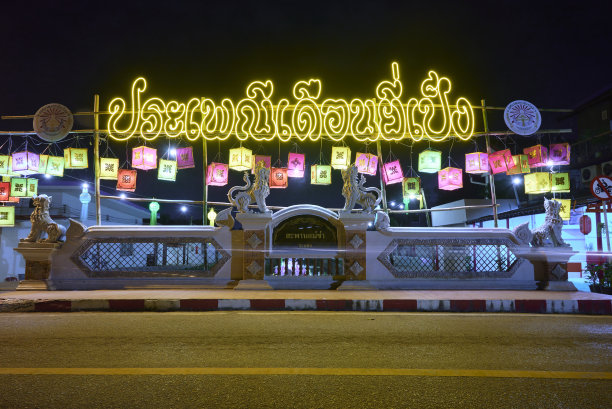 湄卡运河的水灯节装饰图片下载