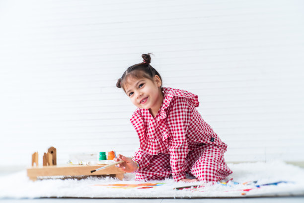 小女孩在家里画画图片下载