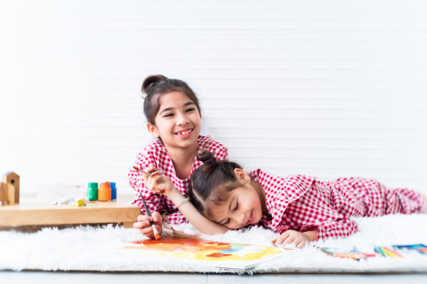 孩子们一起画画的特写图片下载