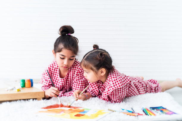 孩子们一起画画的特写图片下载