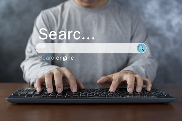 数据搜索技术搜索引擎优化。一个人的手正在用电脑键盘搜索信息。使用搜索控制台与您的网站。图片下载