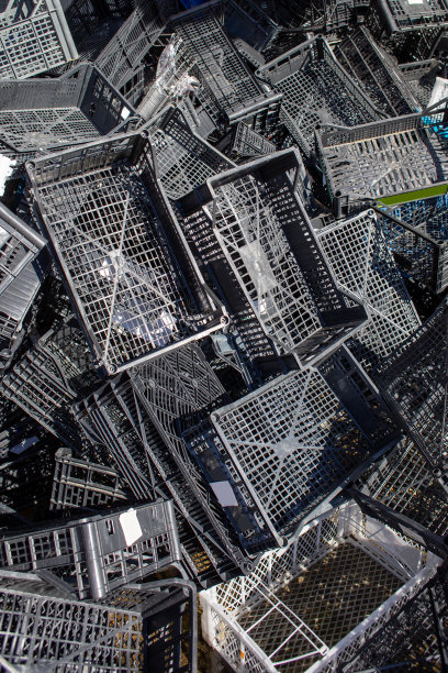 一堆准备回收的塑料箱图片下载