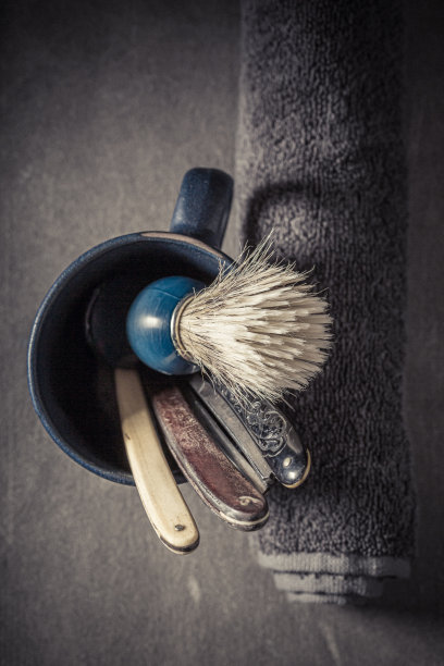 有泡沫和刷子的古老而独特的理发设备。图片下载