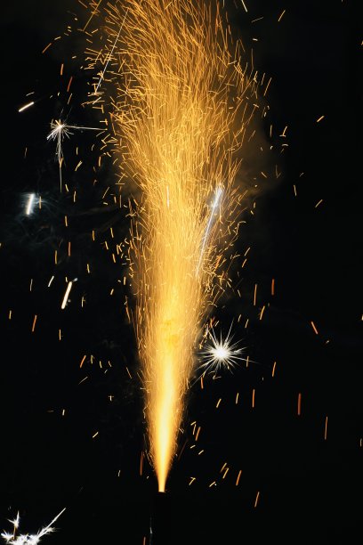 夜晚的烟火。夜晚火花四溅。用爆炸的烟火来庆祝印度的灯节。排灯节晚上的烟花爆竹爆炸了。图片下载