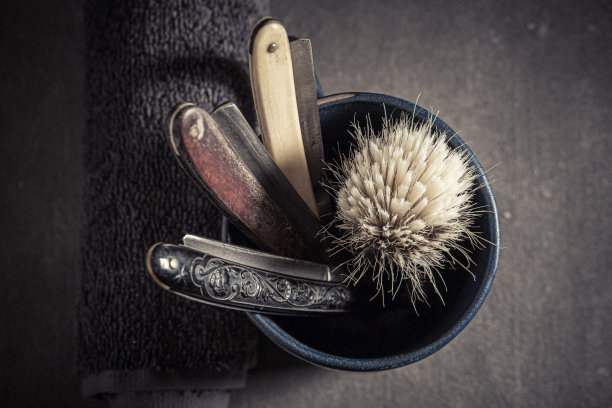古老而独特的剃须刀和刷子剃须套装。图片下载