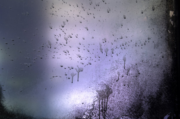 画在窗玻璃上，画垃圾的背景图片下载