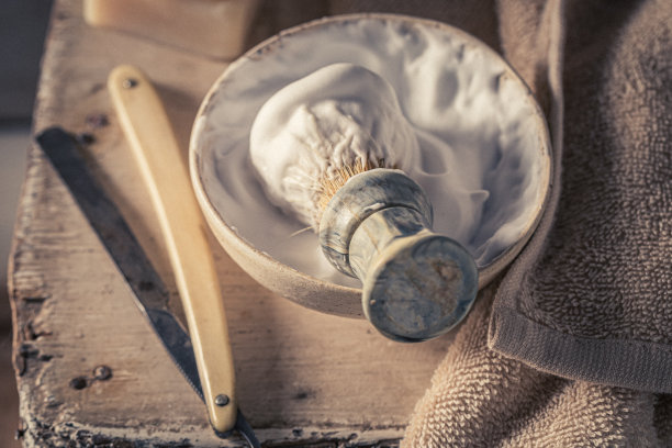 用肥皂和刷子剃须的古董和传统工具。图片下载