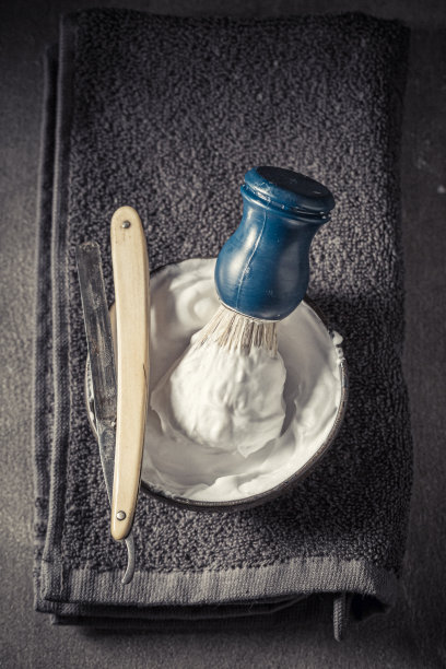 复古和经典的剃须刀和肥皂剃须套装。图片下载