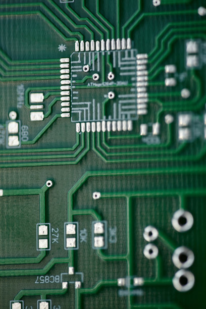 微距拍摄的背面的电路板。一个印刷的绿色计算机电路板的特写图片下载
