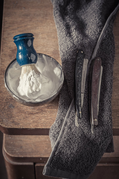 古董和传统的剃须刀和刷子剃须套装。图片下载