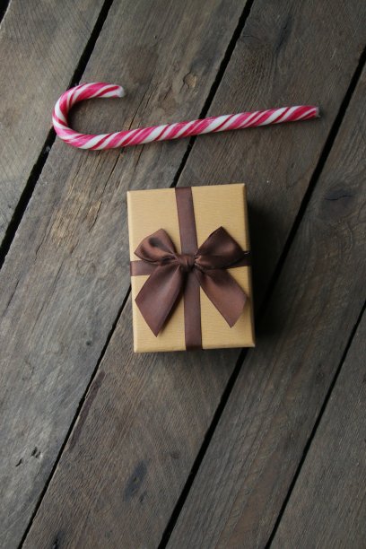 圣诞礼物，特写照片。木桌上的作文。图片下载