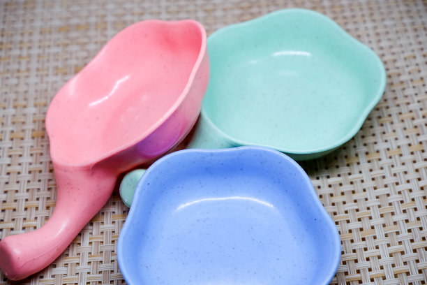 精选三勺花形酱汁。图片下载